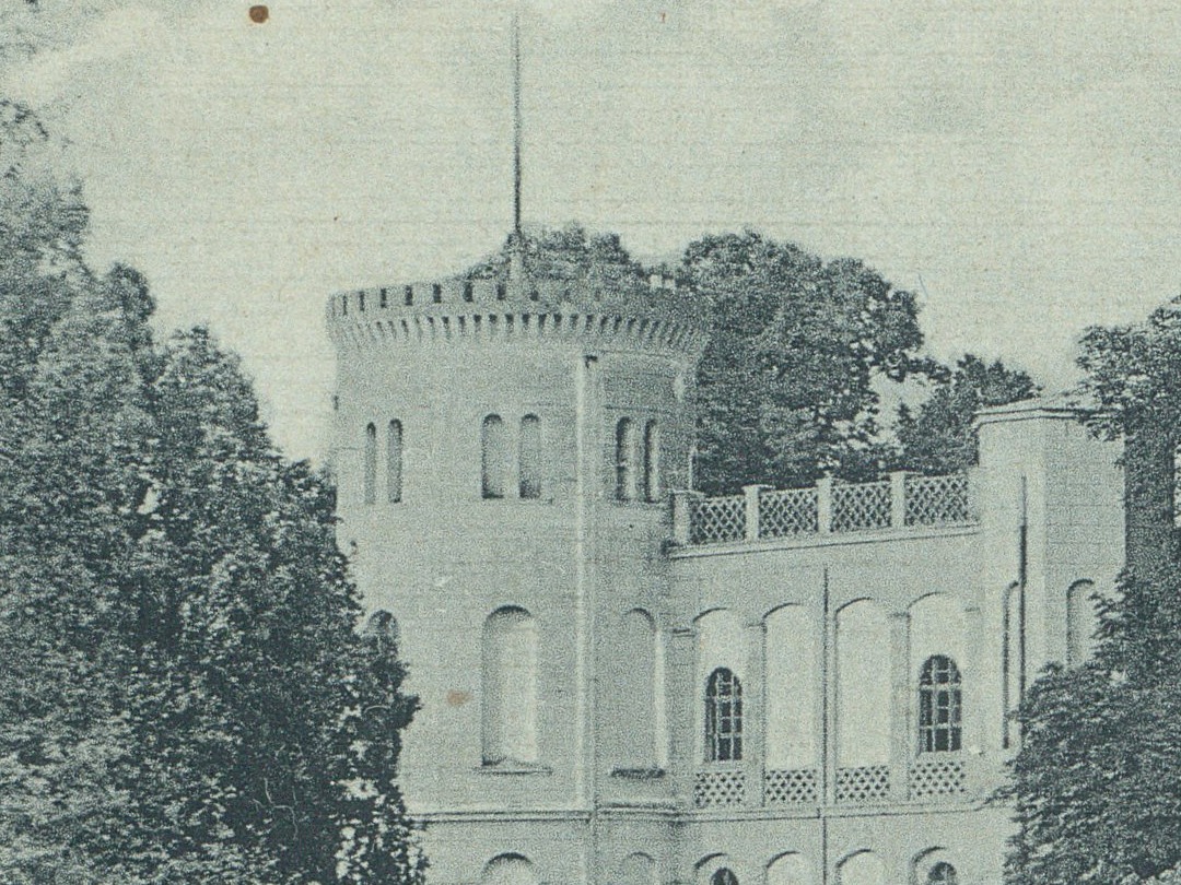 Baszta i krenelaż